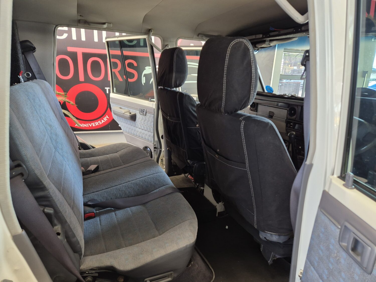 Toyota Land Cruiser 76 4.2D Station Wagon LX