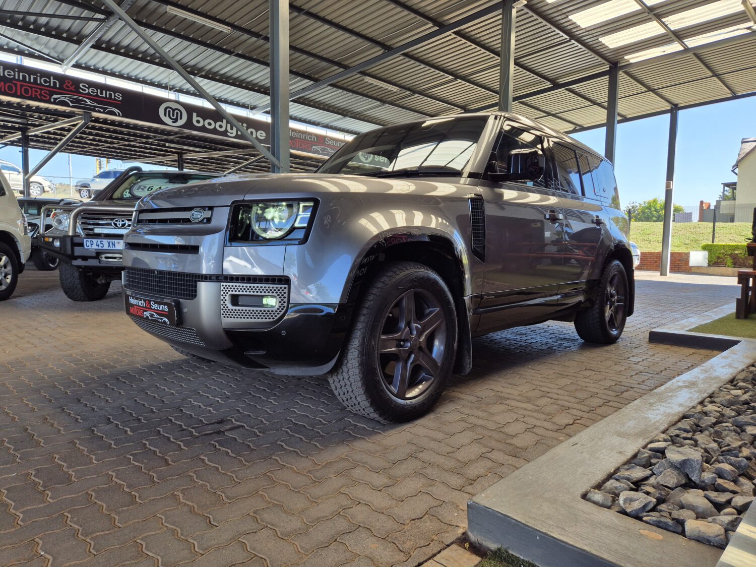 Land Rover Defender 110 D240 X-Dynamic SE