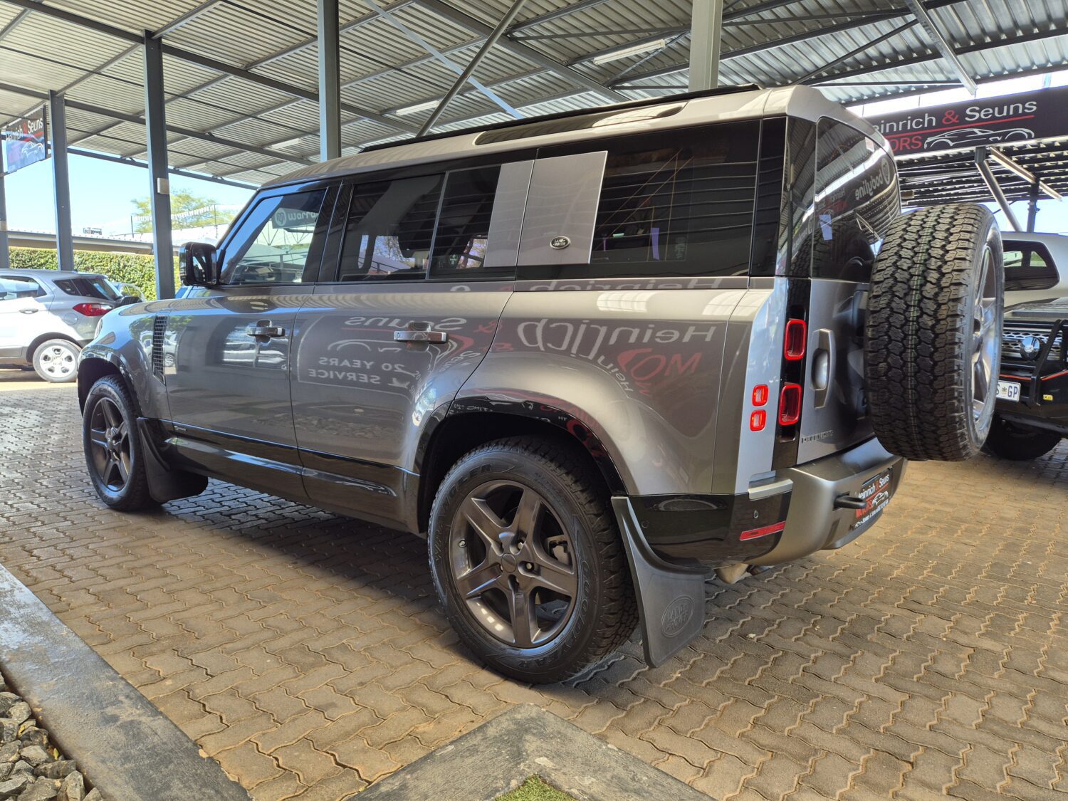 Land Rover Defender 110 D240 X-Dynamic SE