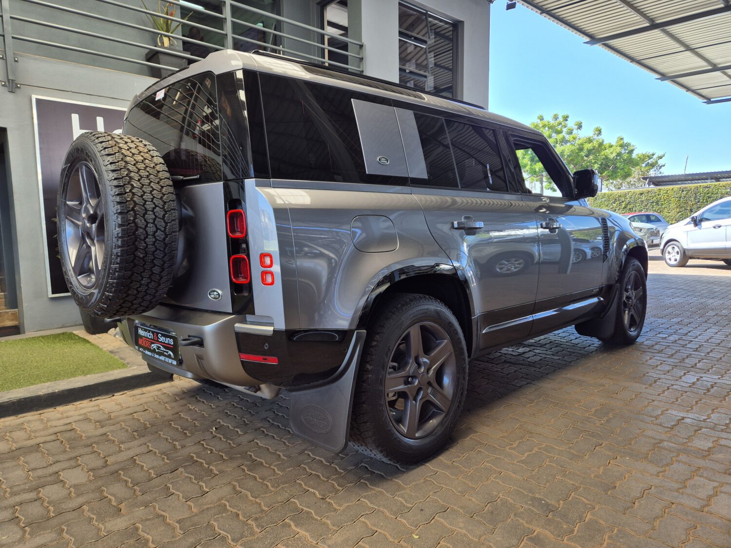 Land Rover Defender 110 D240 X-Dynamic SE