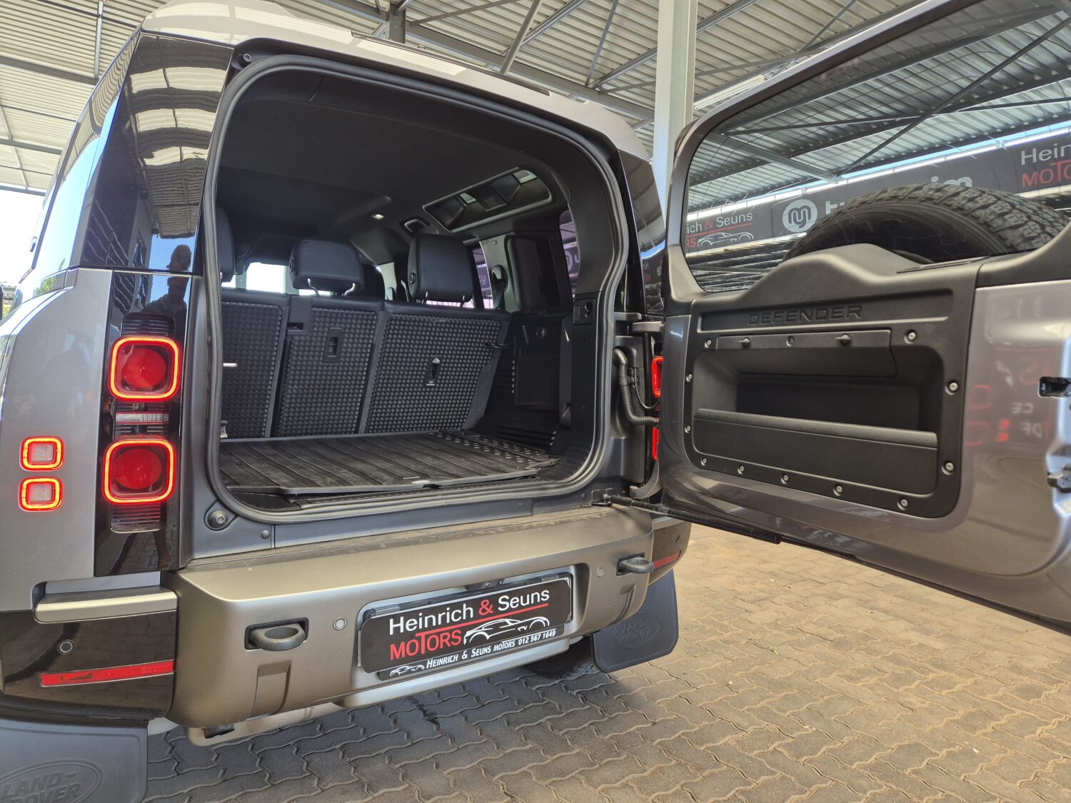 Land Rover Defender 110 D240 X-Dynamic SE