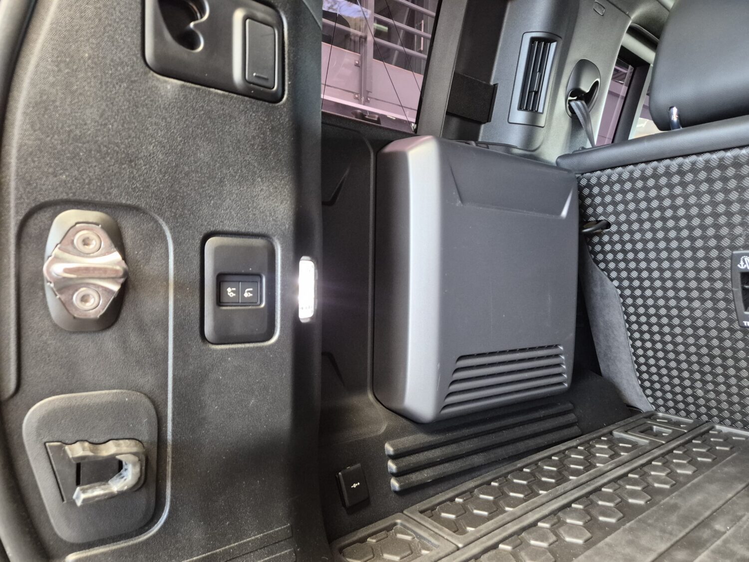 Land Rover Defender 110 D240 X-Dynamic SE