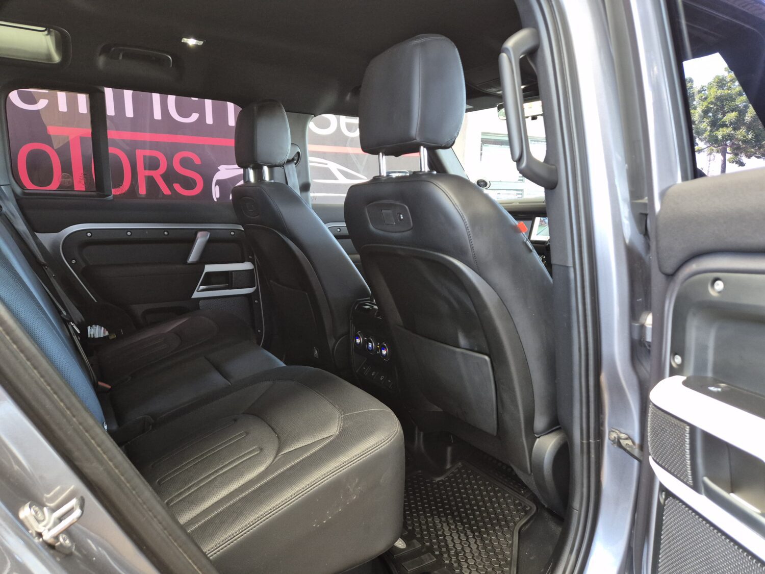 Land Rover Defender 110 D240 X-Dynamic SE