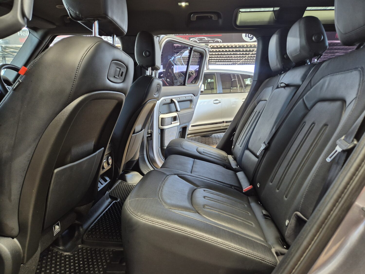 Land Rover Defender 110 D240 X-Dynamic SE