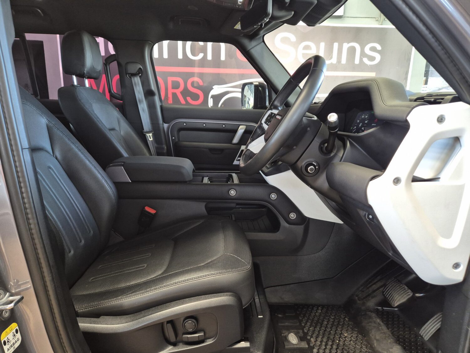 Land Rover Defender 110 D240 X-Dynamic SE