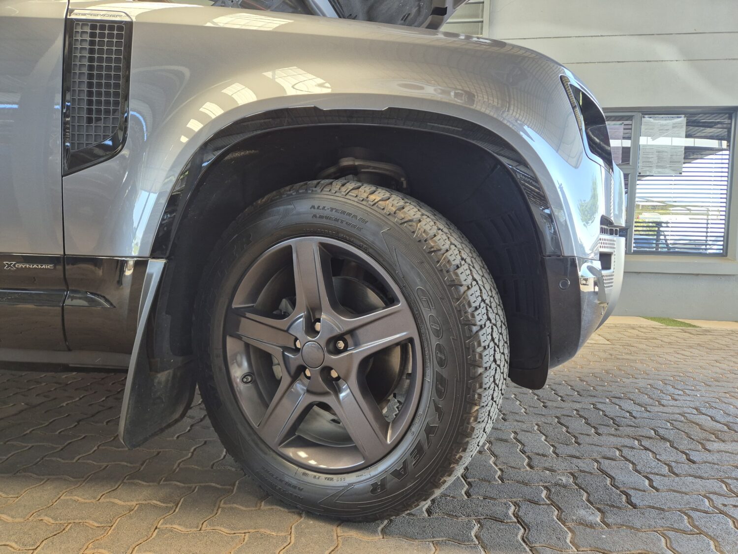 Land Rover Defender 110 D240 X-Dynamic SE