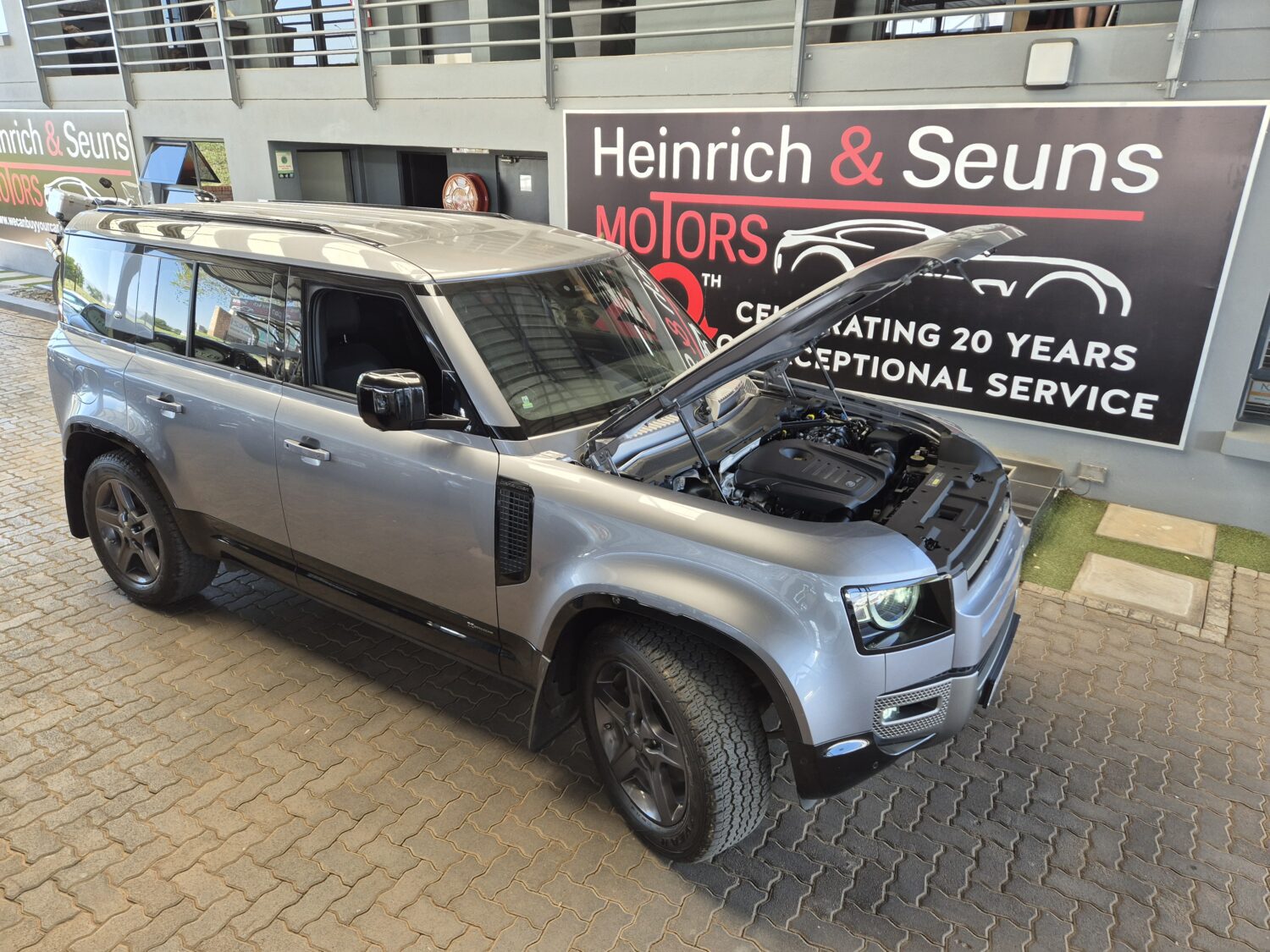 Land Rover Defender 110 D240 X-Dynamic SE