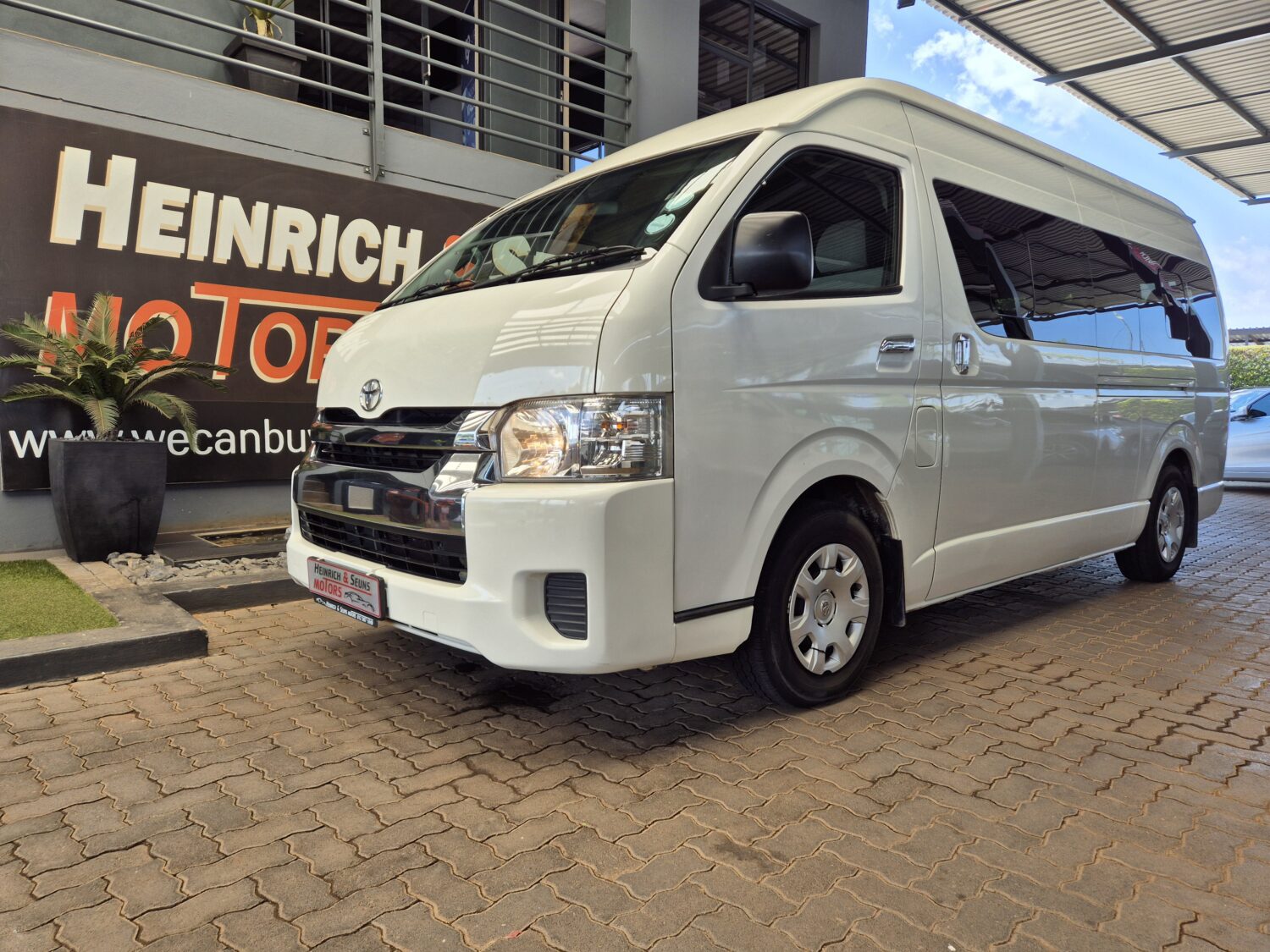 Toyota Quantum 2.5D-4D GL 14-Seater Bus