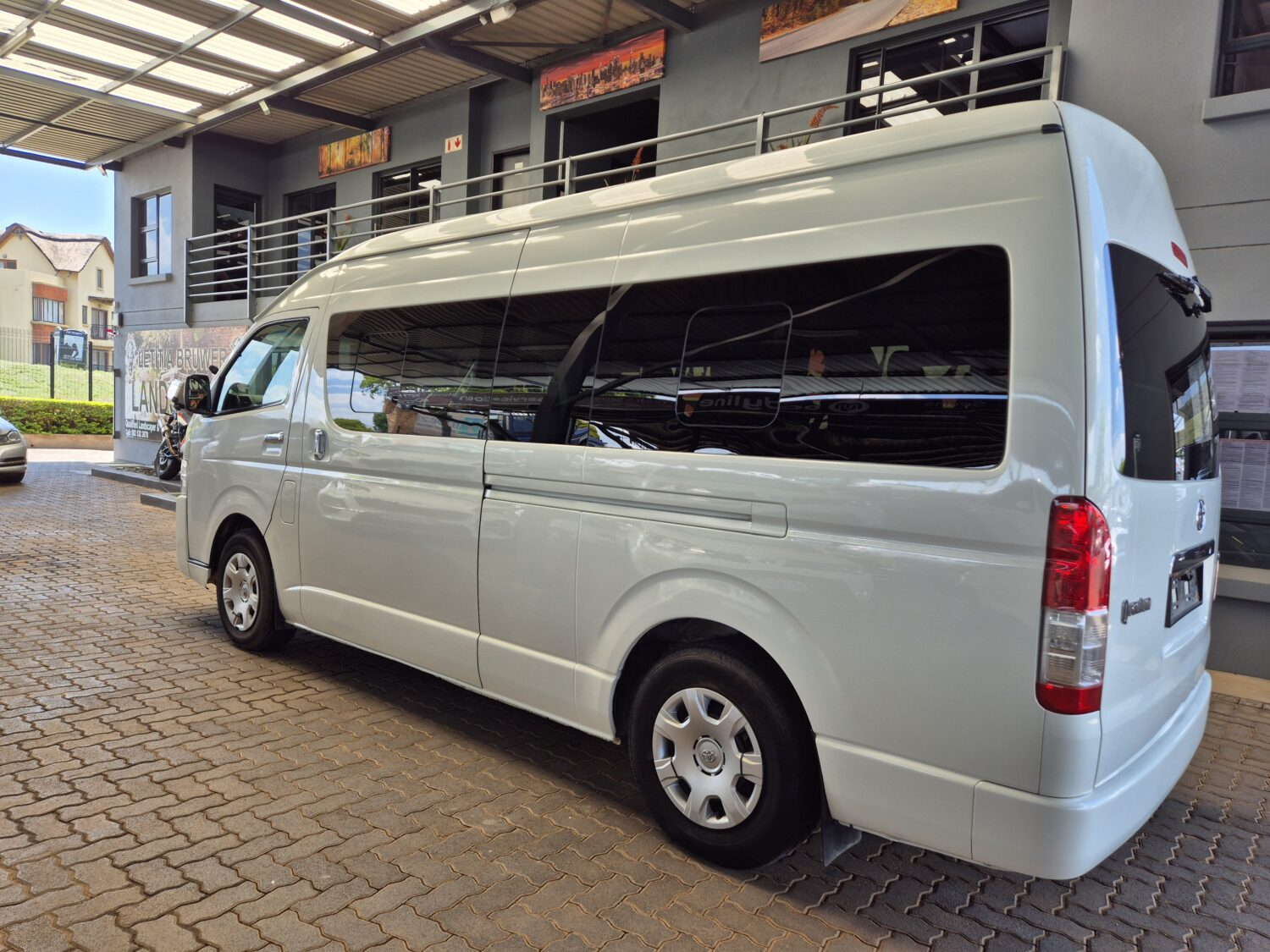 Toyota Quantum 2.5D-4D GL 14-Seater Bus