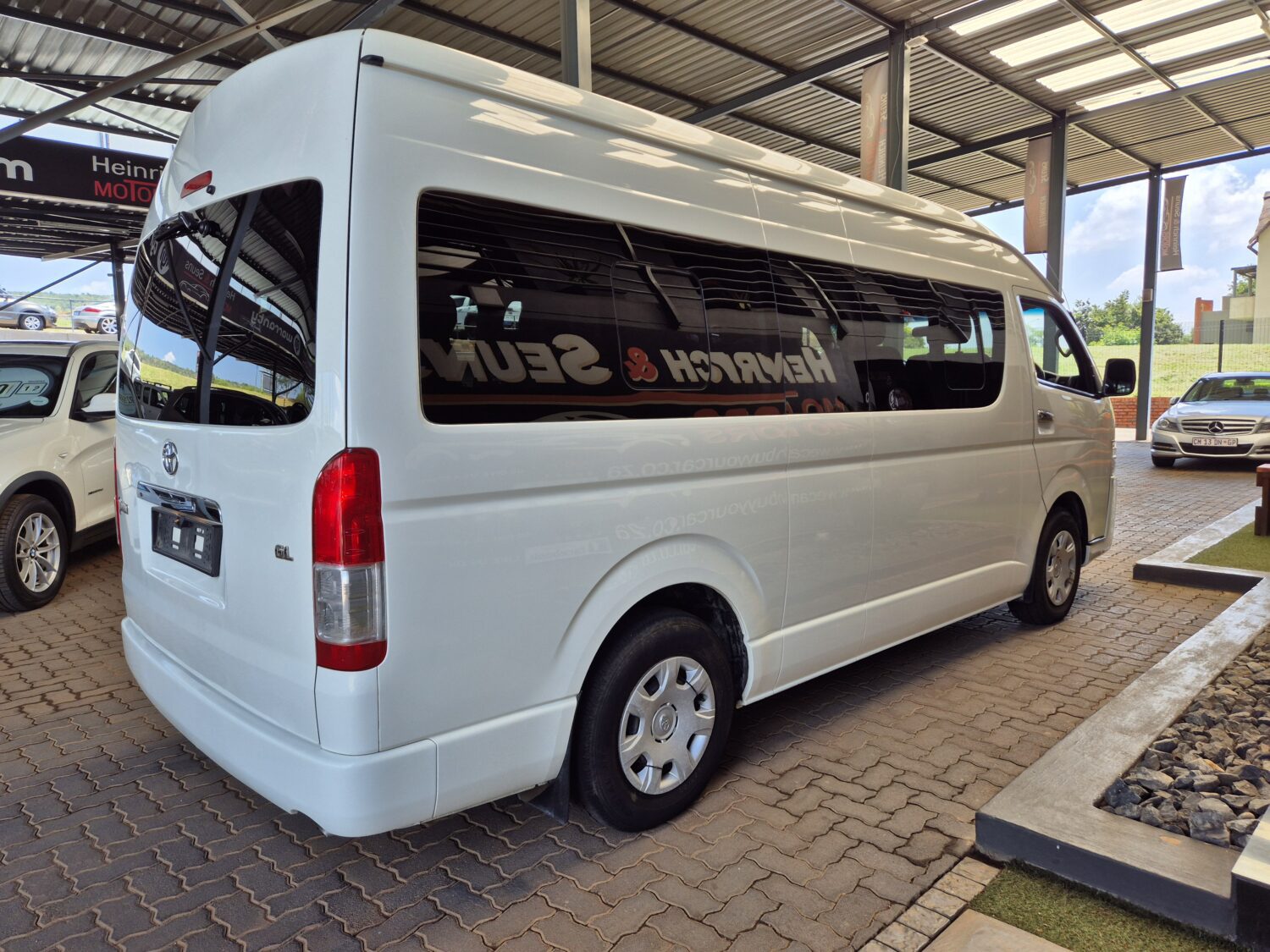 Toyota Quantum 2.5D-4D GL 14-Seater Bus