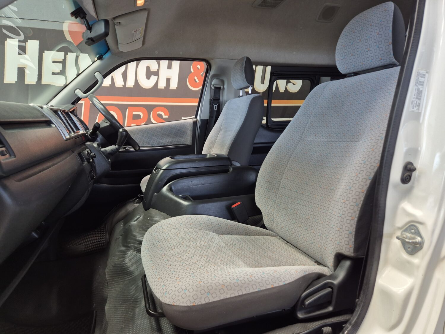 Toyota Quantum 2.5D-4D GL 14-Seater Bus