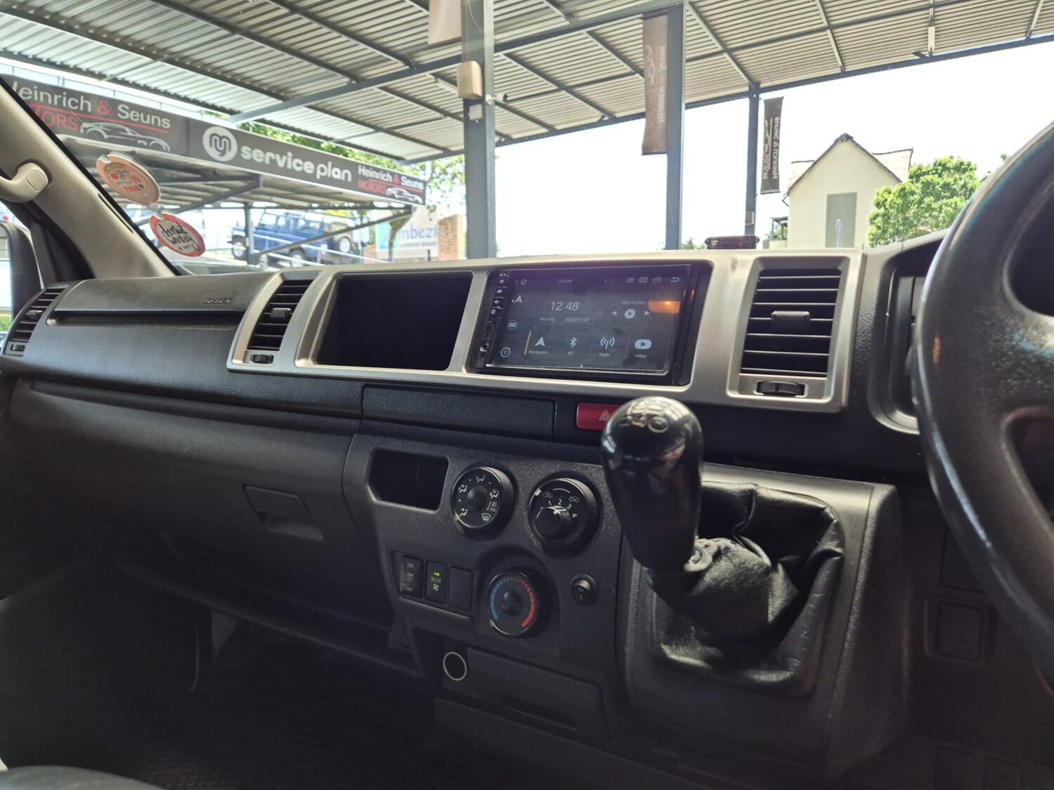 Toyota Quantum 2.5D-4D GL 14-Seater Bus