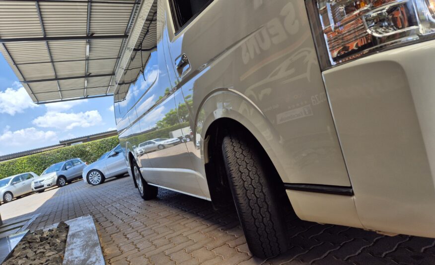 Toyota Quantum 2.5D-4D GL 14-Seater Bus