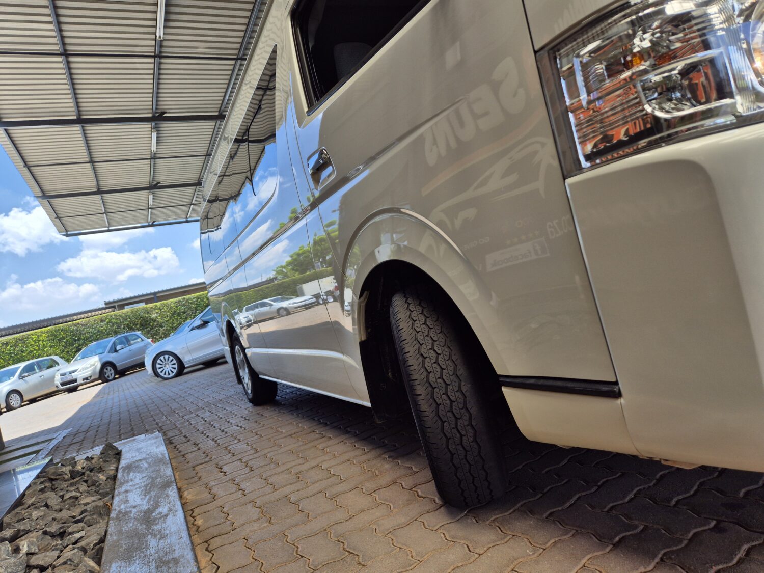 Toyota Quantum 2.5D-4D GL 14-Seater Bus