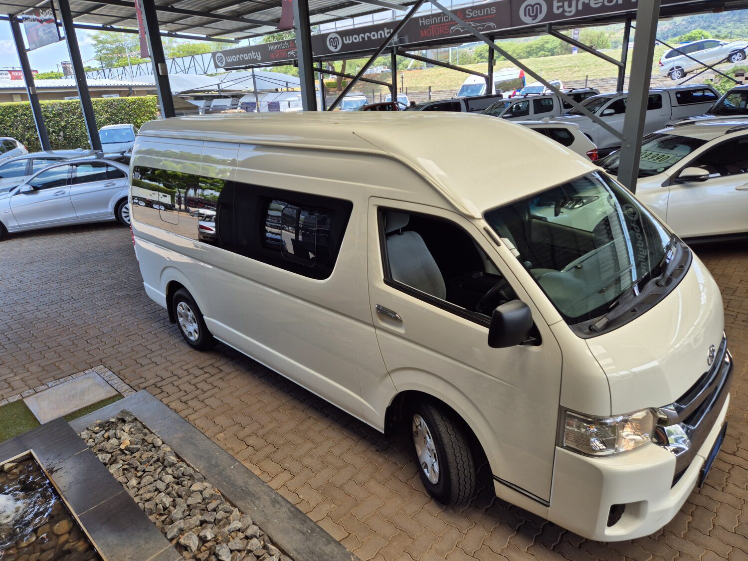 Toyota Quantum 2.5D-4D GL 14-Seater Bus