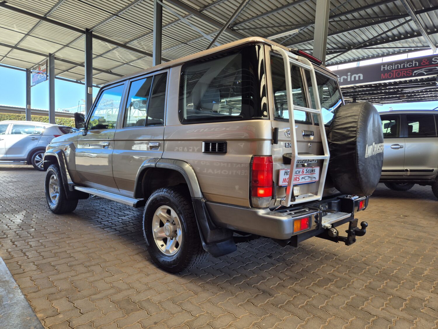 Toyota Land Cruiser 76 4.2D Station Wagon LX