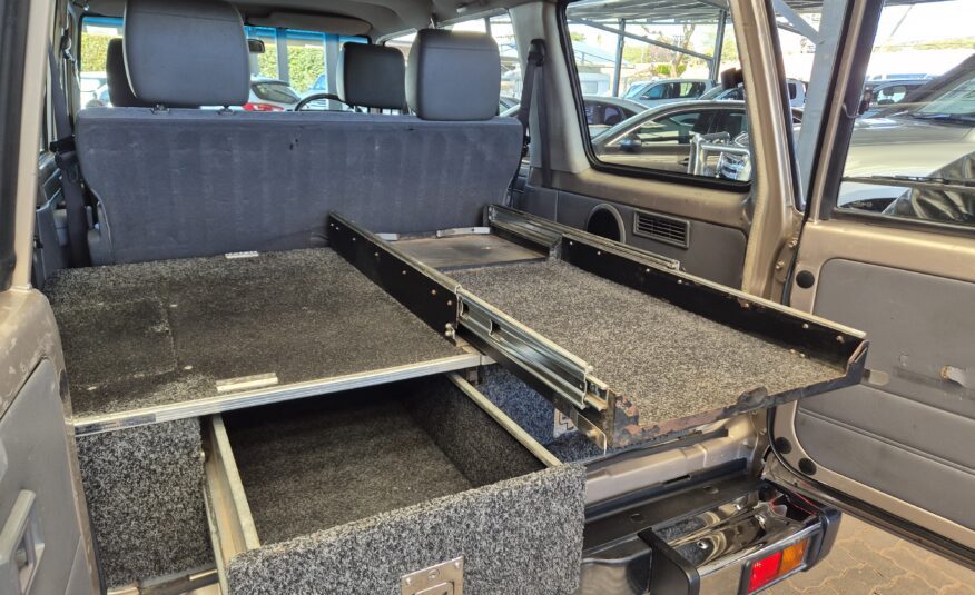Toyota Land Cruiser 76 4.2D Station Wagon LX