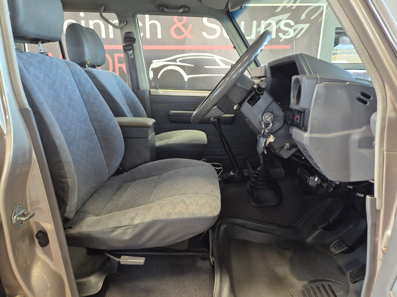 Toyota Land Cruiser 76 4.2D Station Wagon LX