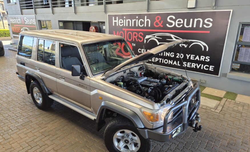 Toyota Land Cruiser 76 4.2D Station Wagon LX