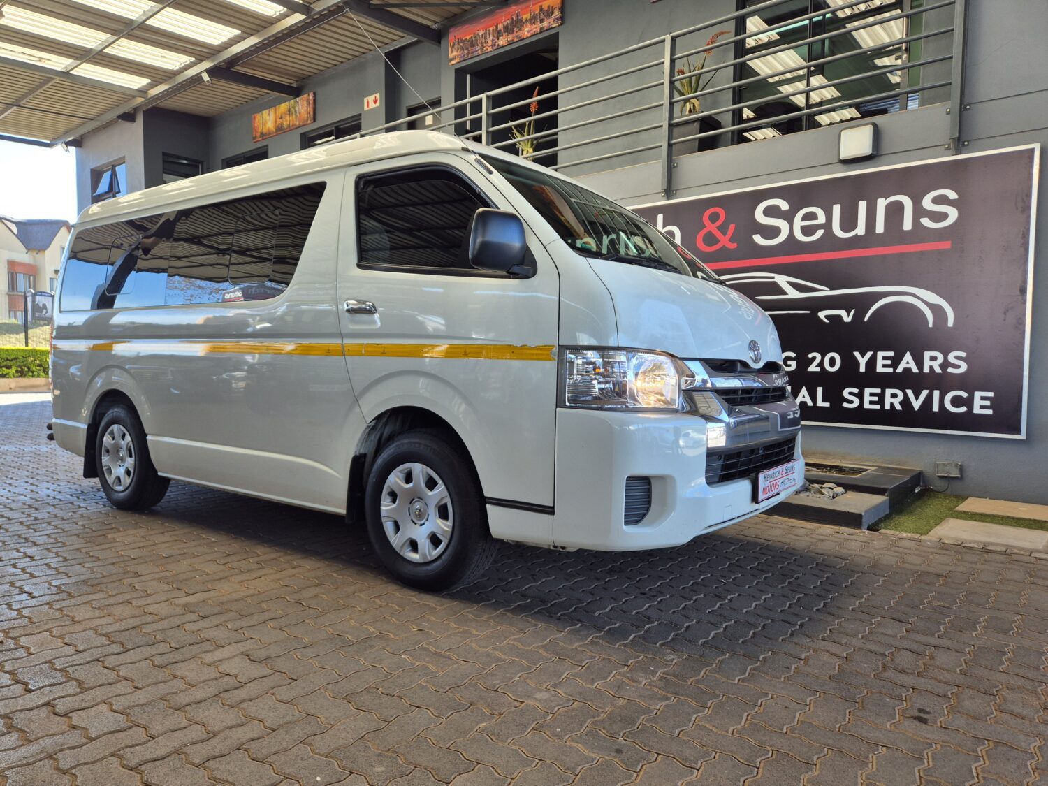 Toyota Quantum 2.7 GL 10-seater bus