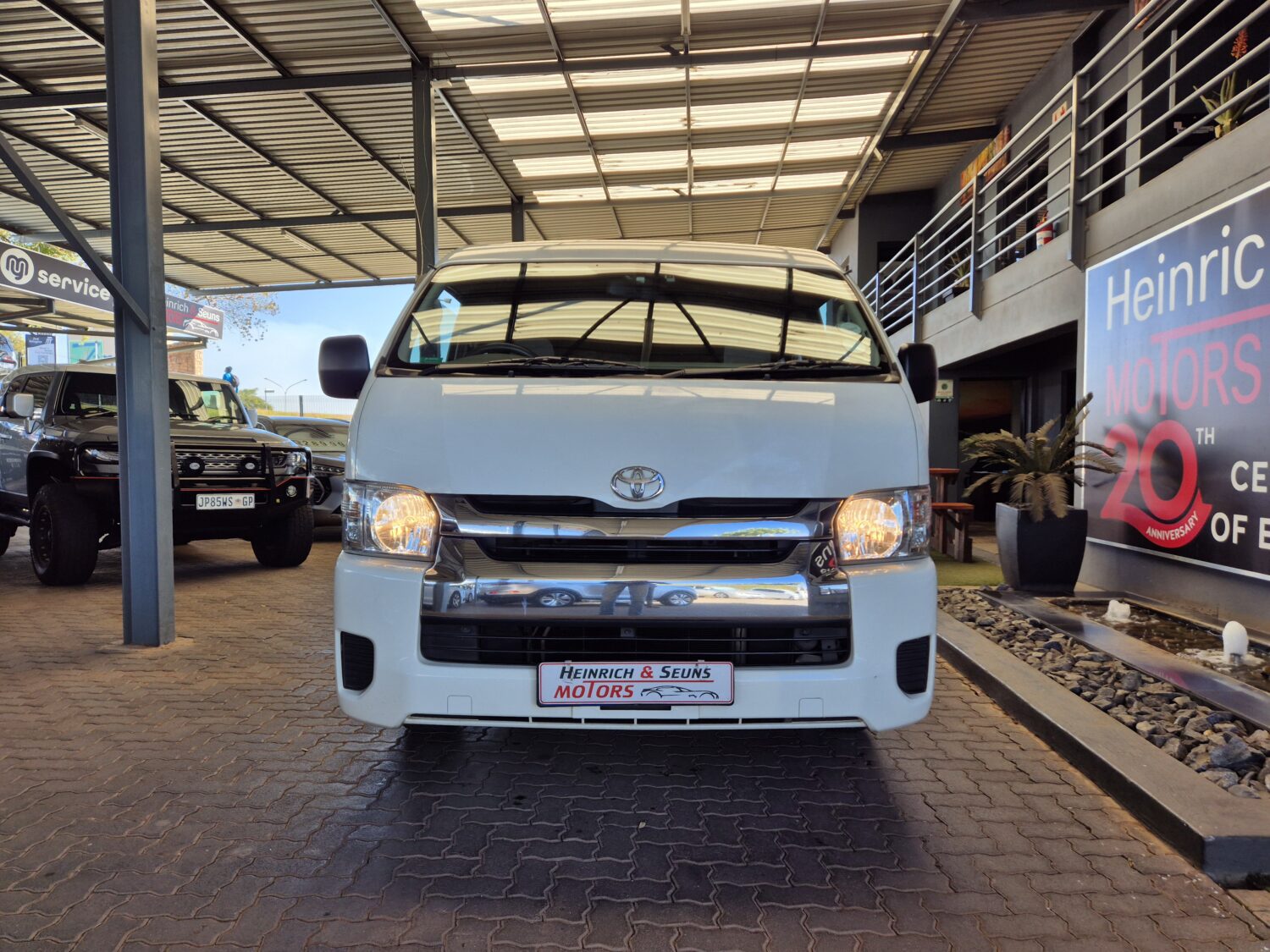 Toyota Quantum 2.7 GL 10-seater bus