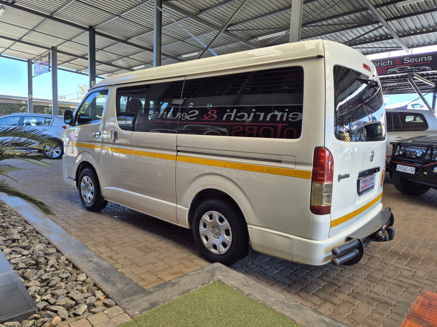 Toyota Quantum 2.7 GL 10-seater bus