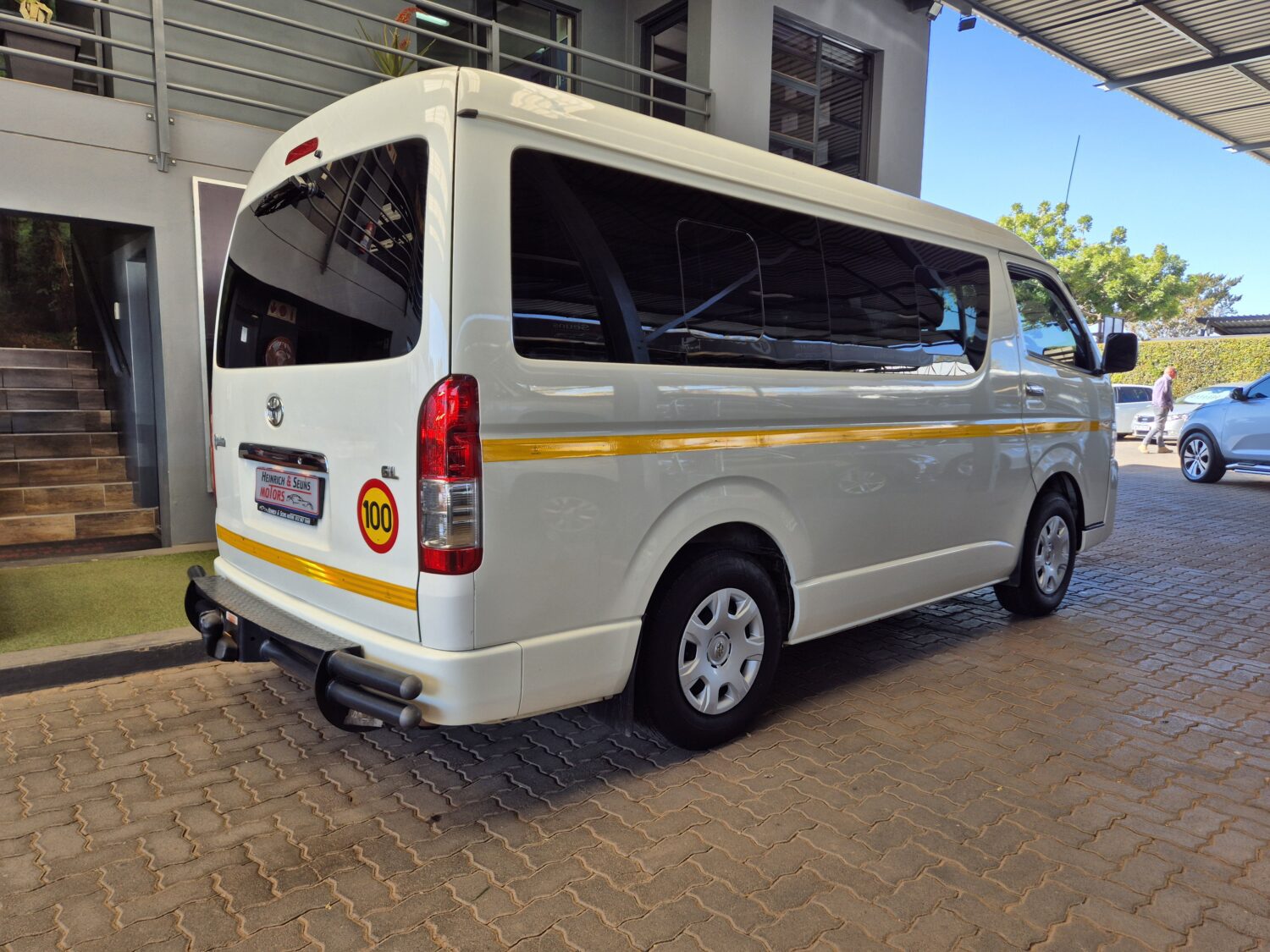 Toyota Quantum 2.7 GL 10-seater bus