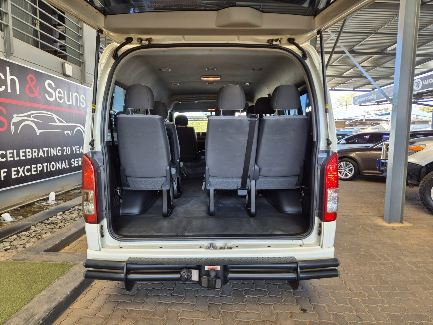 Toyota Quantum 2.7 GL 10-seater bus