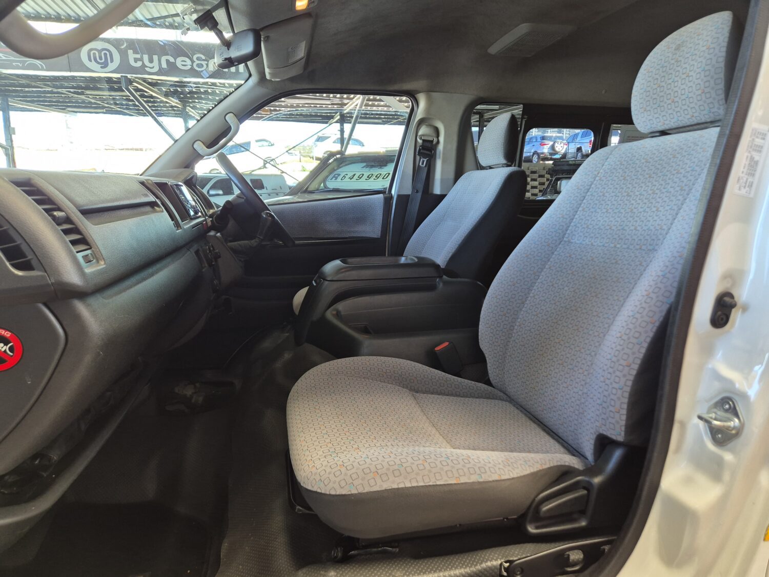 Toyota Quantum 2.7 GL 10-seater bus