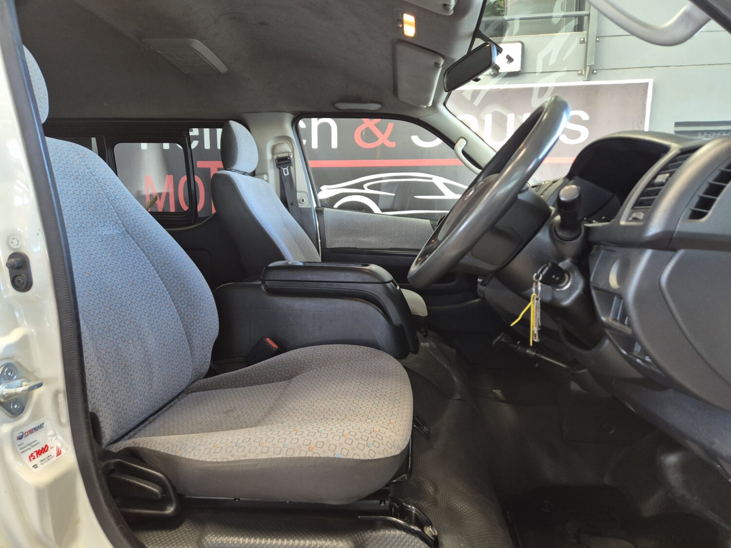Toyota Quantum 2.7 GL 10-seater bus