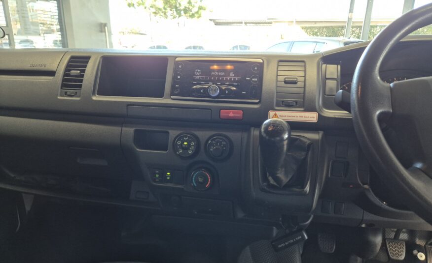 Toyota Quantum 2.7 GL 10-seater bus