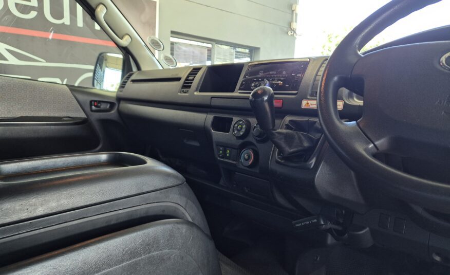 Toyota Quantum 2.7 GL 10-seater bus