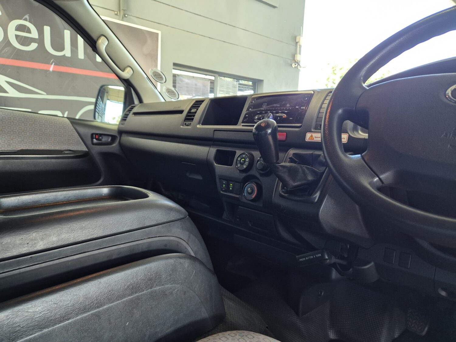 Toyota Quantum 2.7 GL 10-seater bus