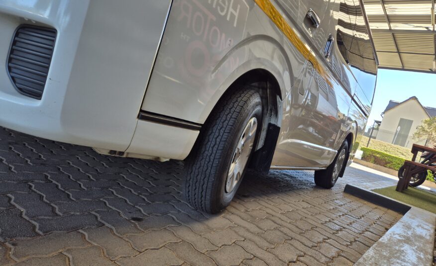 Toyota Quantum 2.7 GL 10-seater bus