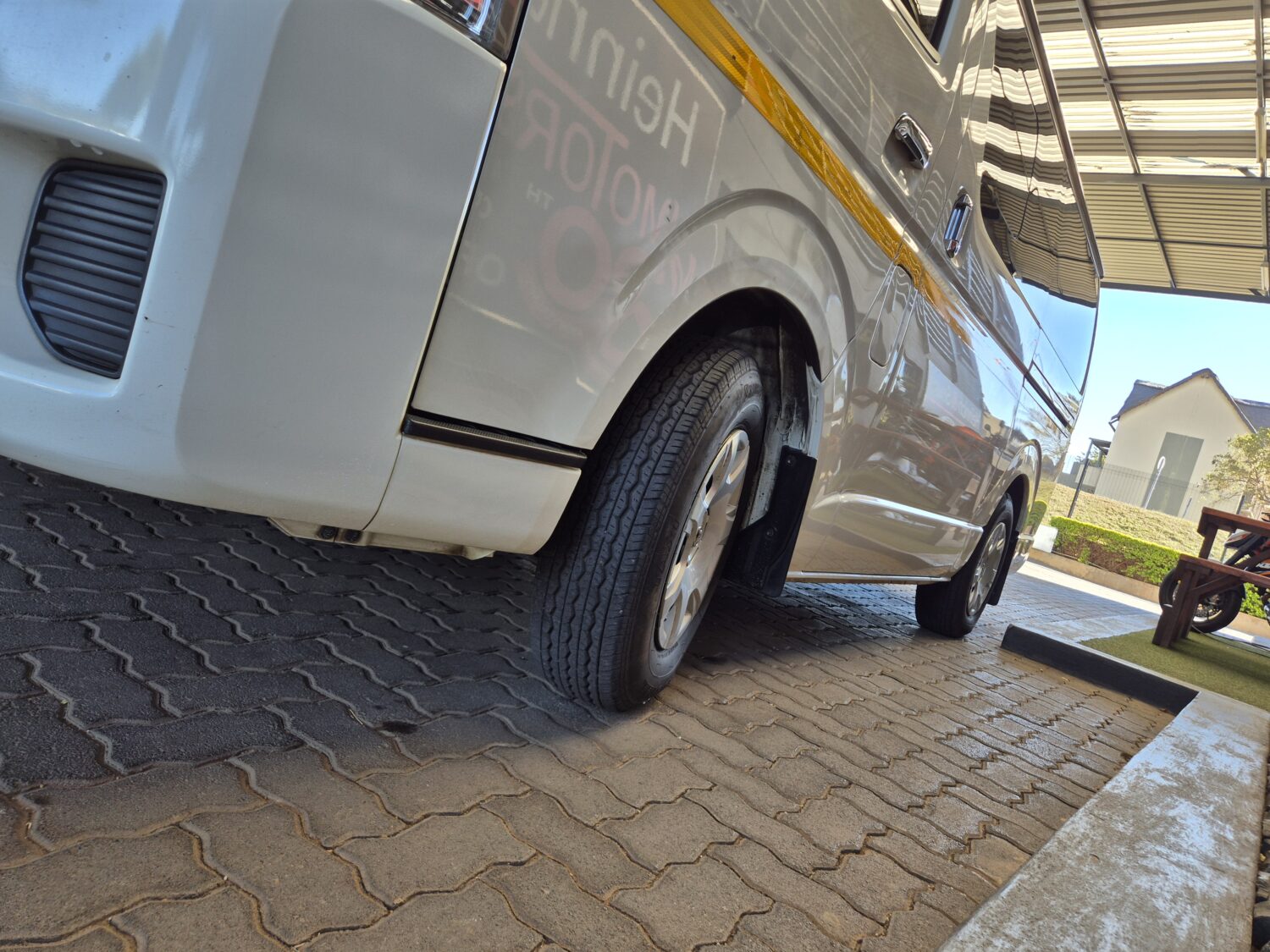 Toyota Quantum 2.7 GL 10-seater bus