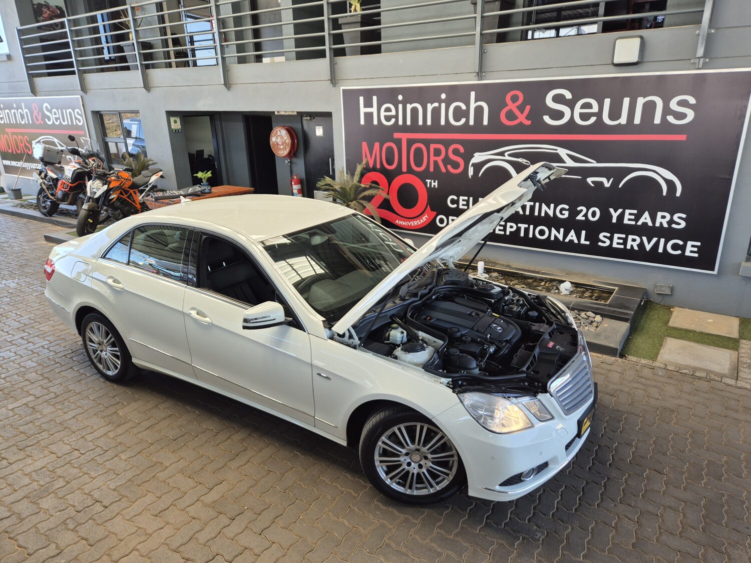 Mercedes-Benz E-Class E200CGI Elegance