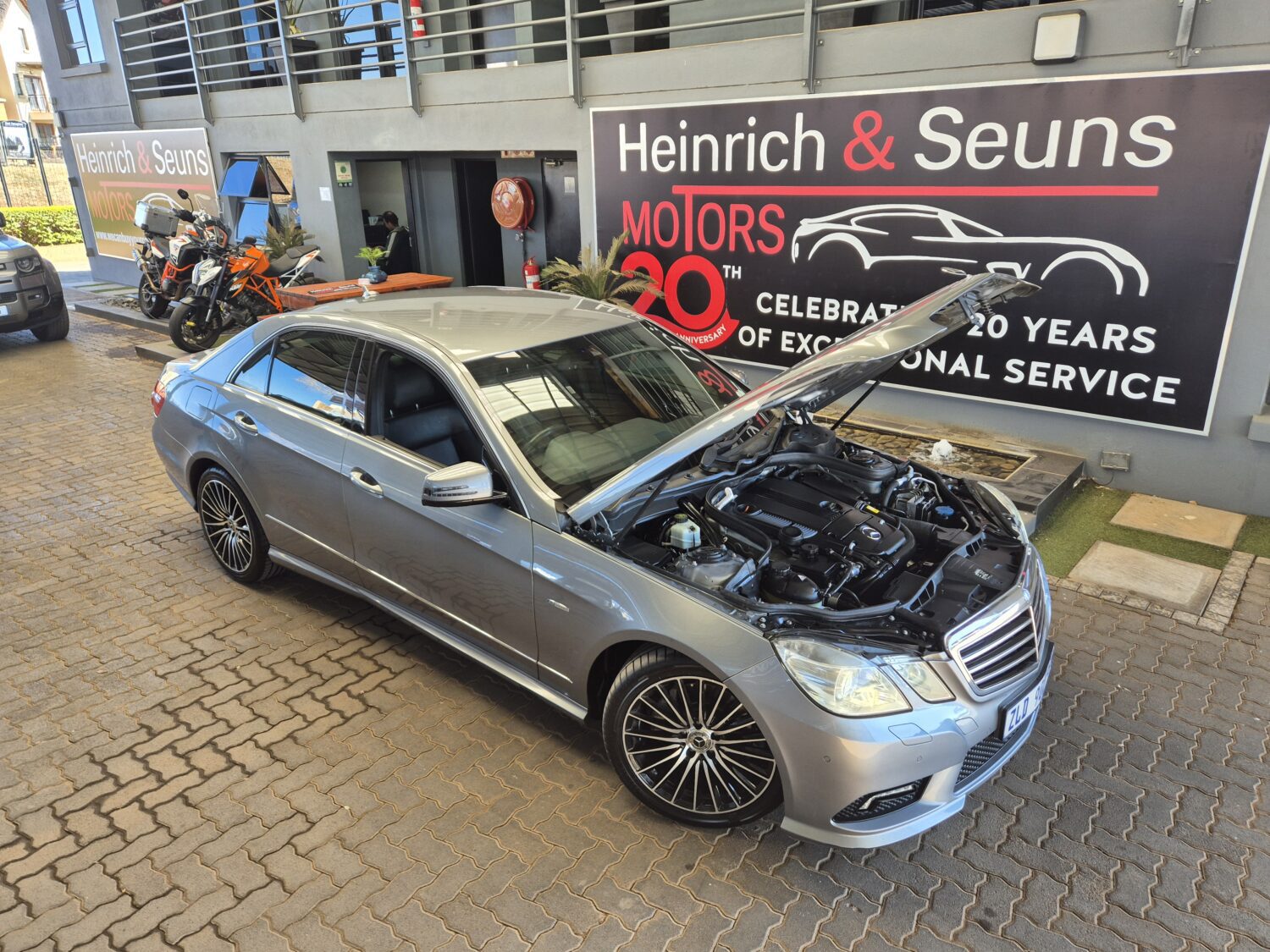 Mercedes-Benz E-Class E200CGI Avantgarde