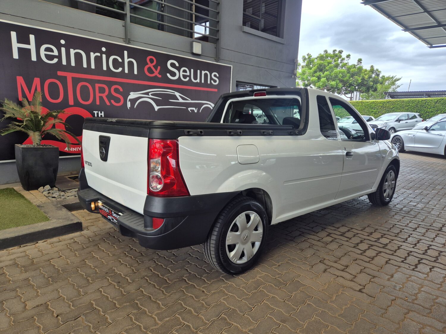 Nissan NP200 1.6i (Aircon) Safety Pack