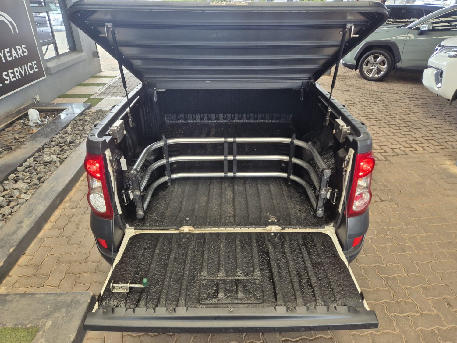 Nissan NP200 1.6i (Aircon) Safety Pack