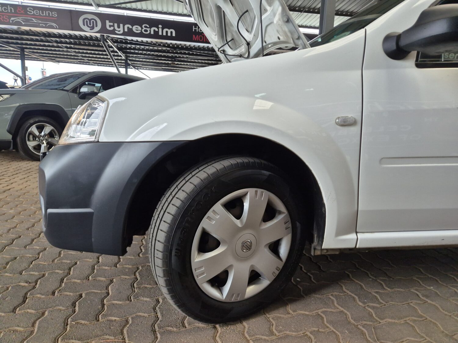 Nissan NP200 1.6i (Aircon) Safety Pack