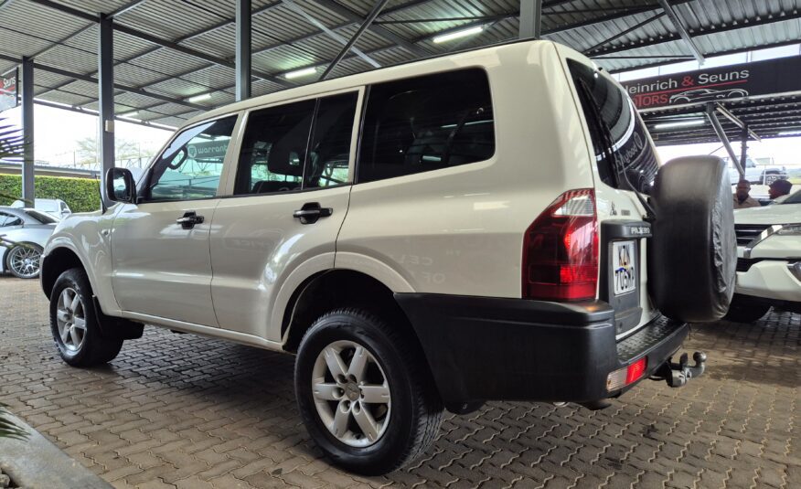 Mitsubishi Pajero 5-Door 3.2DI-D GLX