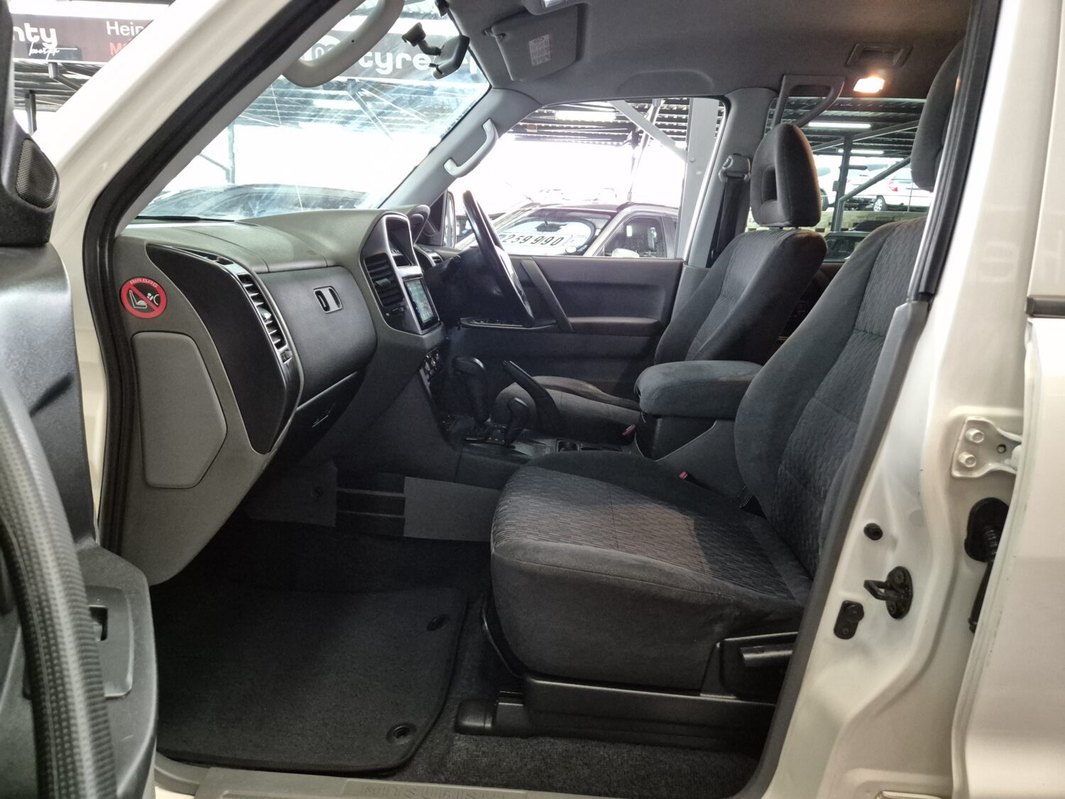 Mitsubishi Pajero 5-Door 3.2DI-D GLX